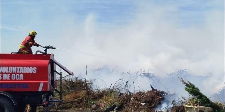 Montes De Oca: Un bombero se descompensó por el Calor cuando fueron a apagar un incendio en el basural