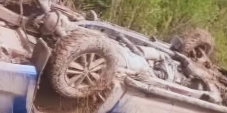 Un móvil policial volcó en Ruta Provincial 2 y terminó en la cuneta