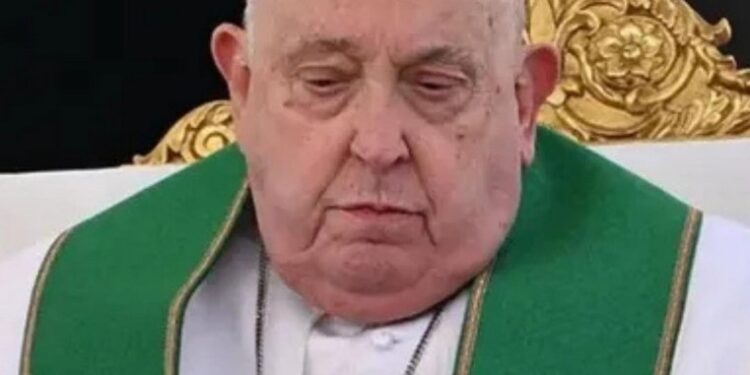 El médico del Papa Francisco reveló cómo fueron las dos veces que estuvo al borde de la muerte