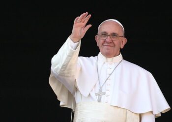 El Vaticano informó que el Papa Francisco «se mantuvo estable y ya no necesitó el uso de ventilación mecánica para respirar»