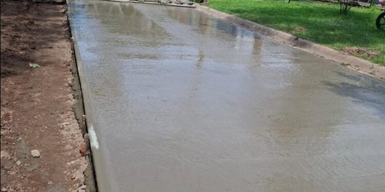 San Genaro: Pavimento de hormigón en calle N. Oroño entre Mitre y Favaloro.