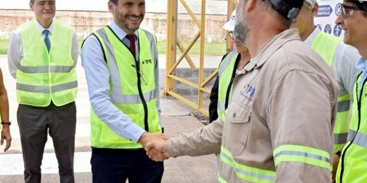 Pullaro anunció el primer embarque de litio exportado a China desde Rosario