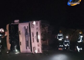 ACCIDENTE POR ALCANCE ENTRE DOS CAMIONES EN AUTOPISTA A LA ALTURA DE ARMSTRONG