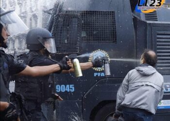 Manifestación y represión en la marcha por los jubilados en Congreso