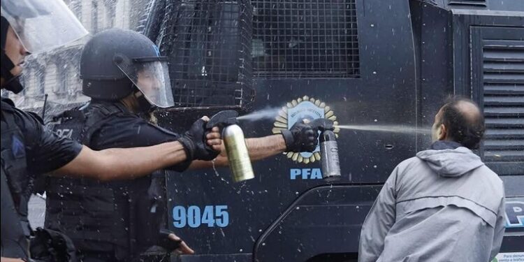 Manifestación y represión en la marcha por los jubilados en Congreso