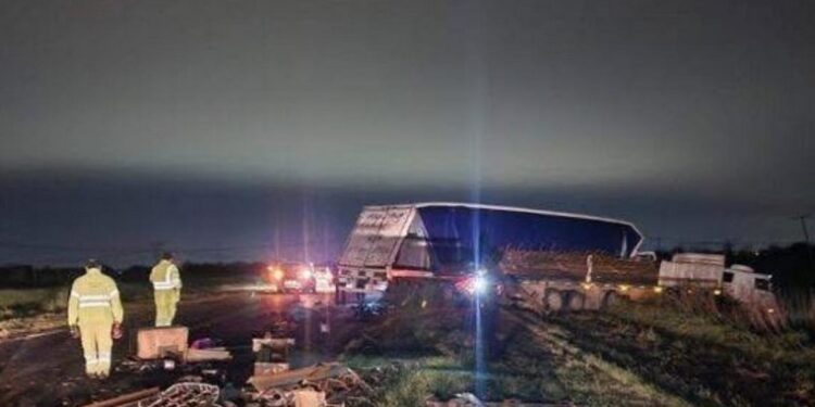 Roldan: CHOQUE DE CAMIONES EN AUTOPISTA ROSARIO – CORDOBA. DOS LESIONADOS