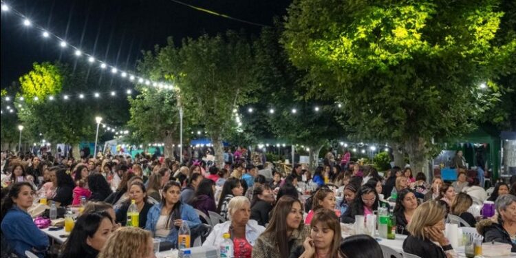 TIMBÚES: HOMENAJEÓ A CIENTOS DE MUJERES DEL PUEBLO EN UNA NOCHE A PURA DIVERSIÓN EN LA FIESTA DE LA MUJER
