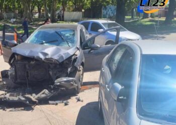 Totoras: Fuerte accidente entre dos autos en la Ciudad. Una niña fie asistida, sin lesiones de gravedad