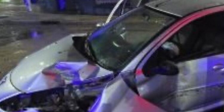 Rosario Siniestro fatal en Refinería: un auto chocó contra una baranda y falleció su conductor