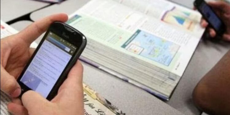 El 54% de los estudiantes de 15 años se distrae con su celular en clase