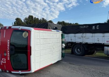 Una ambulancia volcó esta mañana en Ruta Provincial 91 a la altura de Totoras, frente a la planta de ACA.