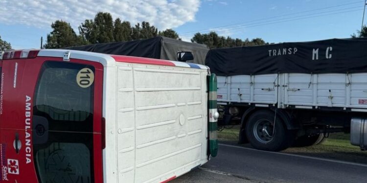 Una ambulancia volcó esta mañana en Ruta Provincial 91 a la altura de Totoras, frente a la planta de ACA.
