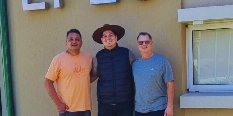 Ayer nos visitó en Atahualpa Gastón velazquez, músico de la ciudad de Gálvez.