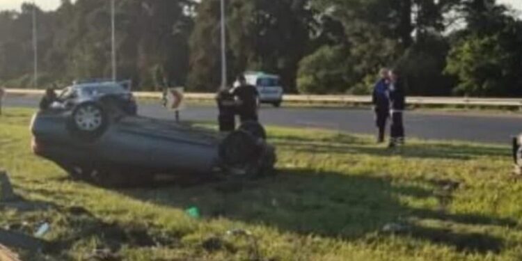 Un auto volcó este martes a primera hora de la mañana sobre la autopista Santa Fe- Rosario, a la altura de Santo Tomé.