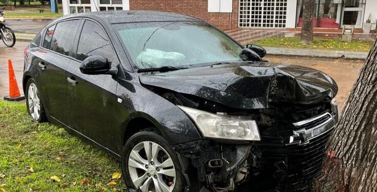 San Genaro: Un conductor perdió el control de su auto y chocó contra un árbol