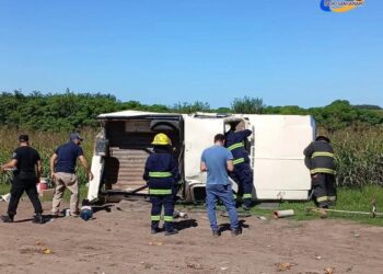 Bustinza Una camioneta volcó esta tarde. Lesiones leves para elconductor.