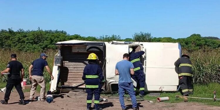 Bustinza Una camioneta volcó esta tarde. Lesiones leves para elconductor.