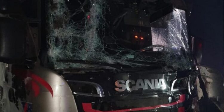 Armstrong: Choque de camiones por alcance en Autopista Córdoba – Rosario