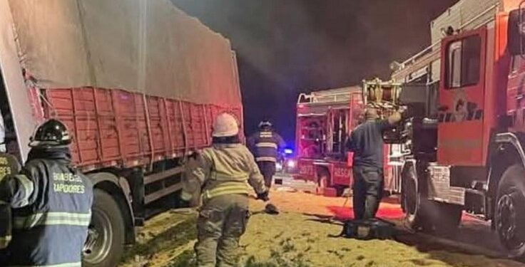 Villa La Ribera: CHOQUE DE CAMIONES ESTA MADRUGADA CON DOS PERSONAS ATRAPADAS