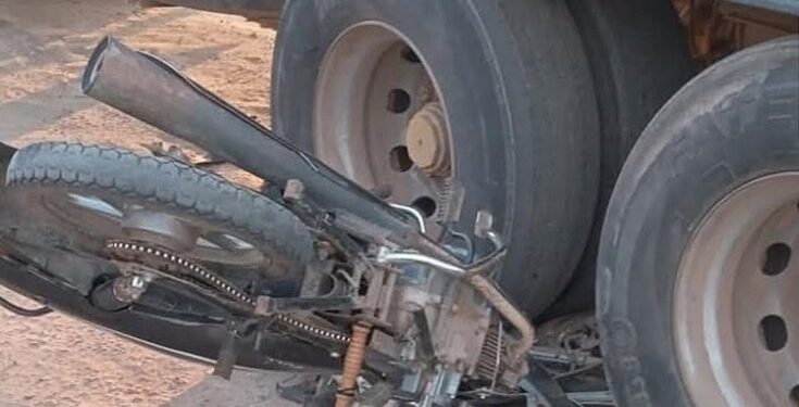 Rafaela: No terminó en tragedia de milagro. Jóvenes alcoholizados y en moto terminaron abajo de un camión.