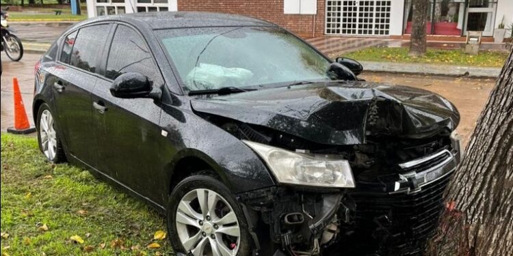 San Genaro: Un conductor perdió el control de su auto y chocó contra un árbol