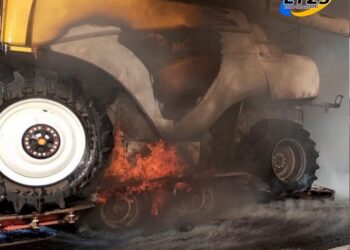 Rafaela: Incendio en Ruta 34 una cosechadora quedó destruida tras prenderse fuego sobre un carretón