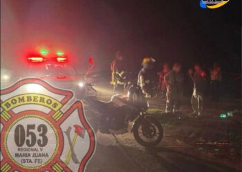 Dos motociclistas cayeron de una moto, sufrieron lesiones y fueron asistidos por bomberos de Maria Juana