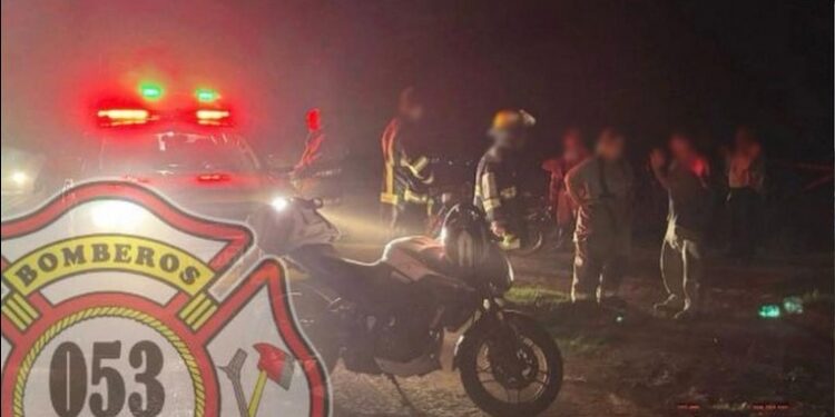 Dos motociclistas cayeron de una moto, sufrieron lesiones y fueron asistidos por bomberos de Maria Juana