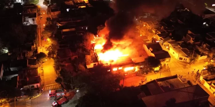 INCENDIO DE GRAN MAGNITUD EN UNA CARPINTERÍA DE CAÑADA DE GÓMEZ