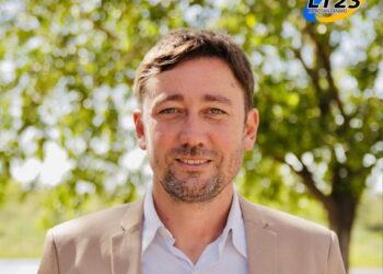 El senador Esteban Motta anunció con satisfacción la aprobación de la licitación para viviendas en Carlos Pellegrini