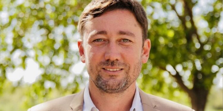 El senador Esteban Motta anunció con satisfacción la aprobación de la licitación para viviendas en Carlos Pellegrini