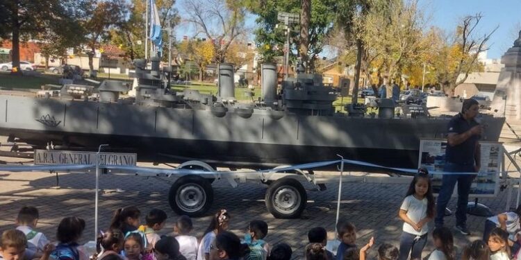 Roldán: Muestra de la réplica del ARA General Belgrano