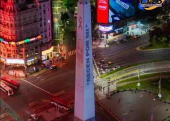 OBELISCO FUE ILUMINADO EN HONOR AL PAPA FRANCISCO
