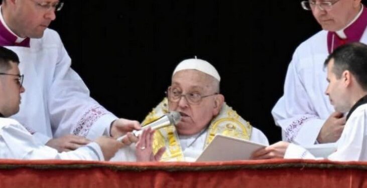 En medio de su recuperación, el papa Francisco participó de la Misa de Pascuas