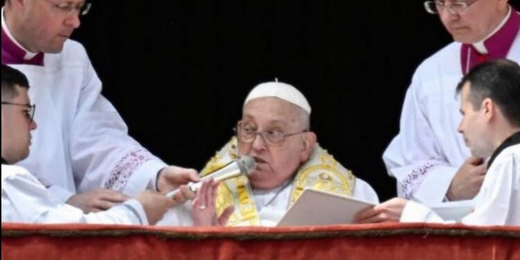 En medio de su recuperación, el papa Francisco participó de la Misa de Pascuas