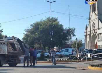 San Jorge: Personal de maestranza municipal trabaja intensamente para preparar el entorno de plaza San Martín, para la celebración del Santo Patrono.