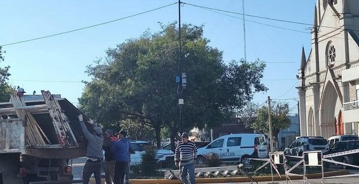 San Jorge: Personal de maestranza municipal trabaja intensamente para preparar el entorno de plaza San Martín, para la celebración del Santo Patrono.