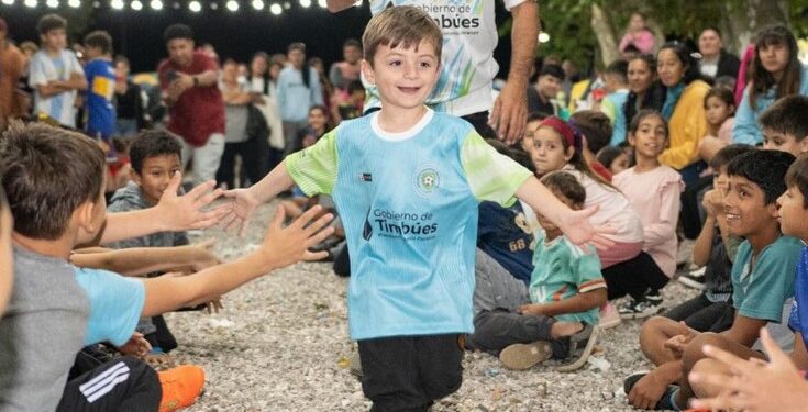 TIMBÚES PRESENTÓ LA NUEVA INDUMENTARIA DE LA ESCUELA COMUNAL DE FÚTBOL