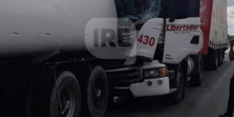 CHOQUE Y DEMORAS EN AUTOPISTA A LA ALTURA DE MONJE