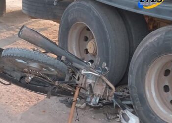 Rafaela: No terminó en tragedia de milagro. Jóvenes alcoholizados y en moto terminaron abajo de un camión.