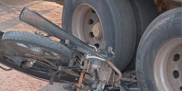 Rafaela: No terminó en tragedia de milagro. Jóvenes alcoholizados y en moto terminaron abajo de un camión.