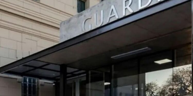 Apuñalaron a un joven en un bulevar de Santa Fe y como pudo pidió auxilio en un comercio