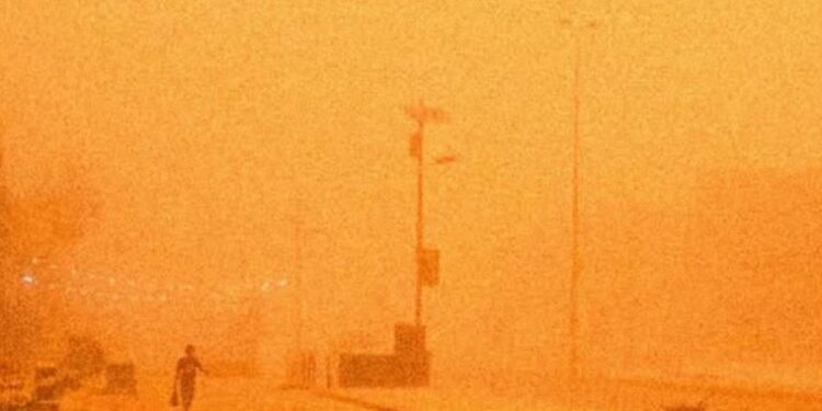 Una tormenta de arena en Irak dejó a más de 3.700 personas hospitalizadas por asfixia