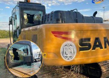 Cañada De Gómez: Vandalizaron y rompieron los vidrios de la excavadora que está limpiando el Arroyo.