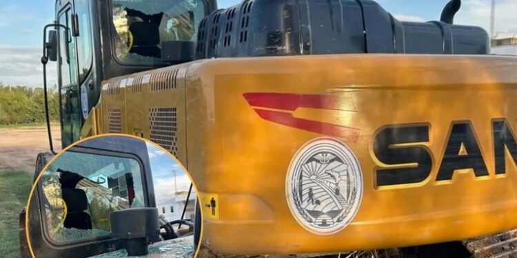 Cañada De Gómez: Vandalizaron y rompieron los vidrios de la excavadora que está limpiando el Arroyo.