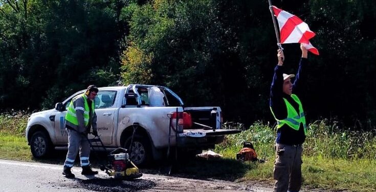 Ahora VIALIDAD NACIONAL EJECUTA BACHEOS SOBRE RN 178 ENTRE LAS PAREJAS Y LAS ROSAS