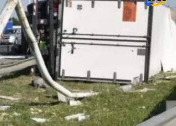 Volcó un camión cargado de electrodomésticos que perseguían a los tiros en la autopista Santa Fe – Rosario