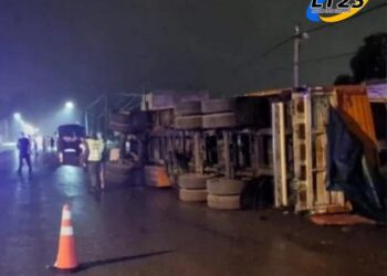 Recreo: volcó un camión, derribó cables y provocó el derrape de una motociclista