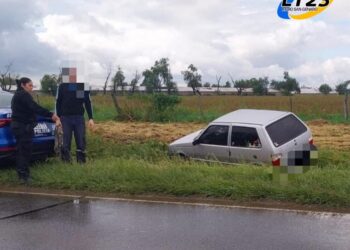 Barrancas: Un auto despistó en Ruta 11 por el agua en la calzada. No hubo lesionados.