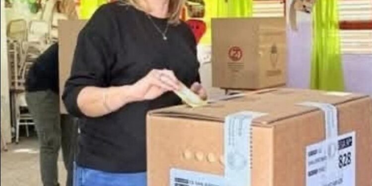 DESVÍO ARIJÓN CAROLINA KRÖHLING LE GANÓ LA INTERNA AL PRESIDENTE COMUNAL JULIO GÓMEZ